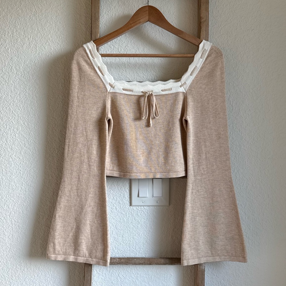 Dee Elly Bell Sleeve Cropped Tan/Ivory Knot Sweater NWOT sz: S